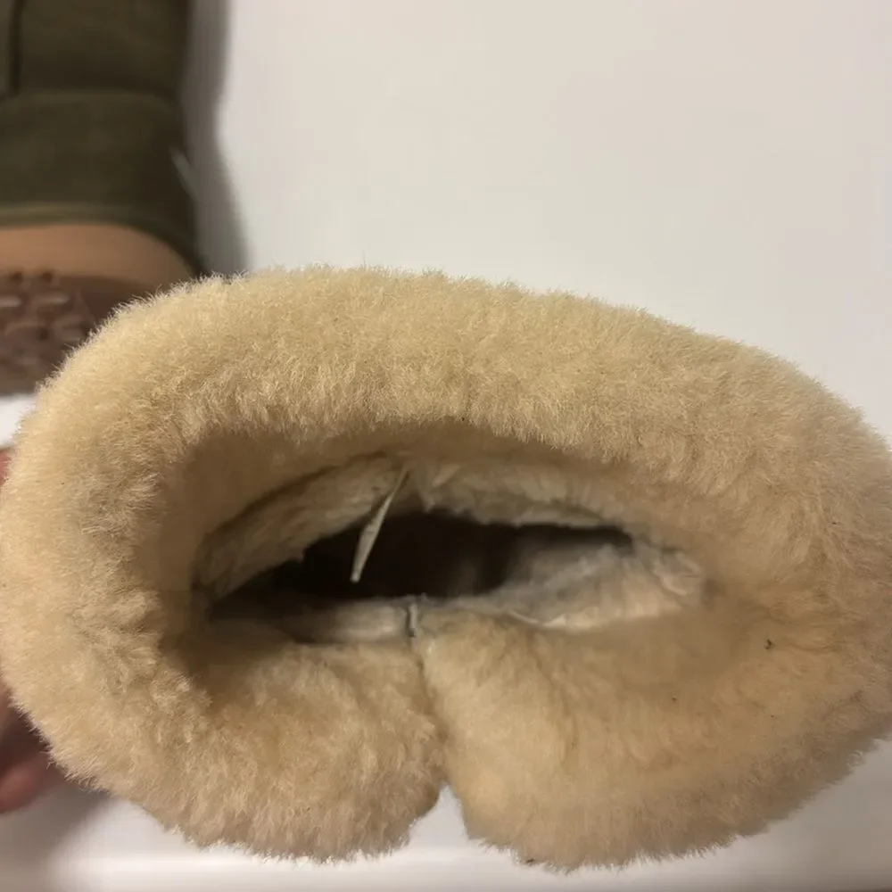 Kookaburra by Ugg Sulana Olive Night Suede Sheepskin Short boot. Size 7.